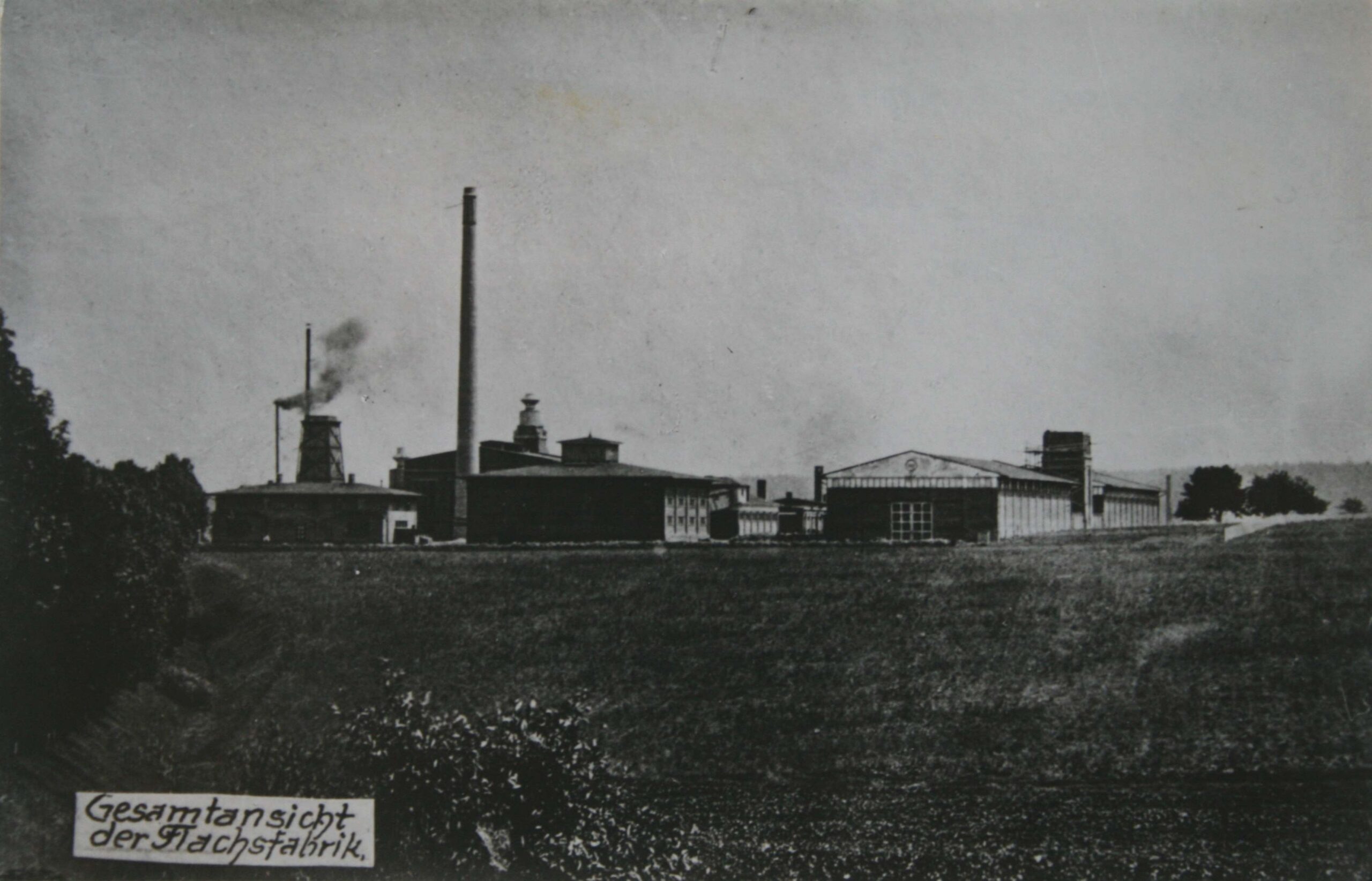 Historii fabriky v Chuchelné připomíná nová cedule